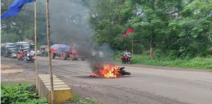 श्रावणी मेला ड्यूटी पर जा रहे पुलिसकर्मियों की बाइक में लगी आग