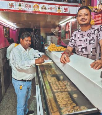 कोडरमा में मिलावटी मिठाई पर कार्रवाई