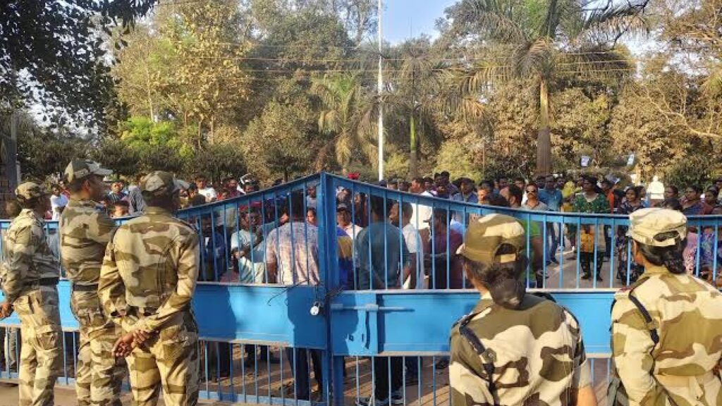 बाद मजदूरों ने आश्रित को नौकरी और मुआवजे की मांग