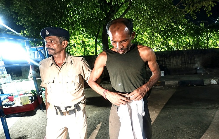 एक गिरफ्तार
