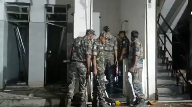 फ्यूल स्टेशन का ऑफिस क्षतिग्रस्त