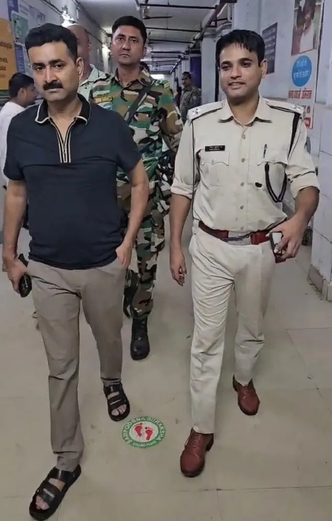 पुलिस की जवाबी कार्रवाई