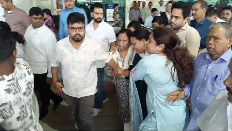 जमशेदपुर के मरीन ड्राइव पर हुए भीषण सड़क हादसे में जान गंवाने वाली 18 वर्षीय तृषा सिंह का पार्थिव शरीर रांची स्थित उनके आवास पहुंचा। बेटी को अंतिम बार देखकर मां और झारखंड की मंत्री दीपिका पांडेय सिंह भावुक हो उठीं