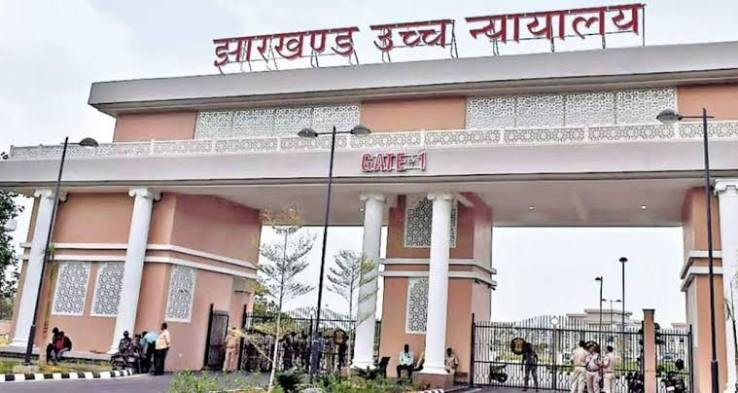 झारखंड लोक सेवा आयोग (JPSC) की संयुक्त सिविल सेवा परीक्षा-2023 को लेकर चल रहा विवाद अब झारखंड हाई कोर्ट तक पहुंच गया है। परीक्षा और नियुक्तियों को रद्द करने के सरकार के फैसले पर हाई कोर्ट ने फिलहाल रोक लगा रखी है